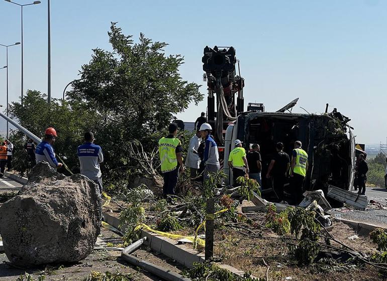 Son dakika... Kayseride yolcu otobüsü devrildi: Ölü ve yaralılar var
