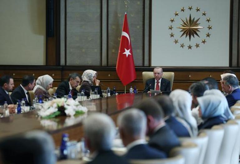 Cumhurbaşkanı Erdoğan, okul saldırısında hayatını kaybeden öğrencilerin aileleriyle görüştü