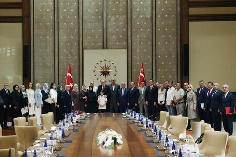 Cumhurbaşkanı Erdoğan, okul saldırısında hayatını kaybeden öğrencilerin aileleriyle görüştü