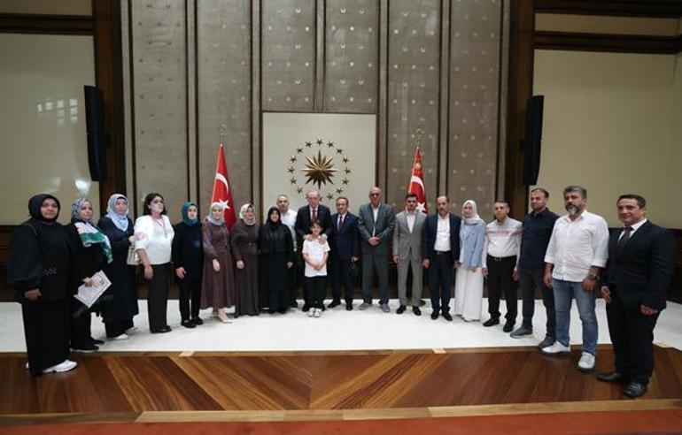 Cumhurbaşkanı Erdoğan, okul saldırısında hayatını kaybeden öğrencilerin aileleriyle görüştü