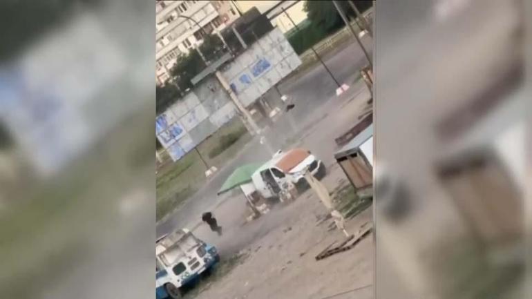Dron saldırısından mucize kurtuluş Ukraynalı adam kaçtı, Rus dronu kovaladı