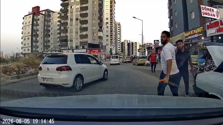 Trafikte testereyle saldırı Şoke eden anlar kamerada
