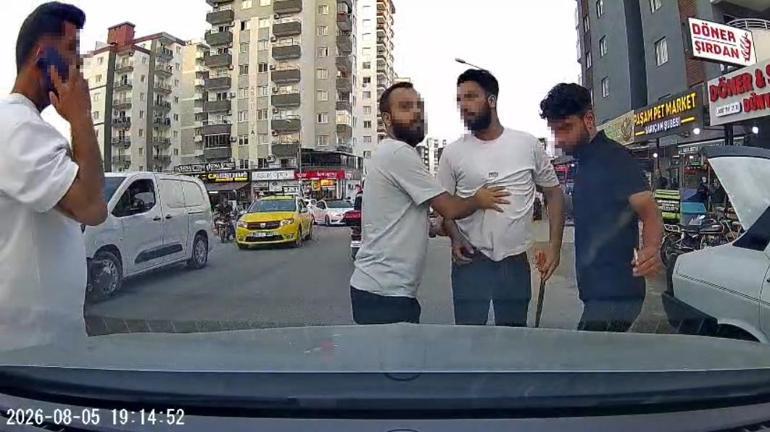 Trafikte testereyle saldırı Şoke eden anlar kamerada