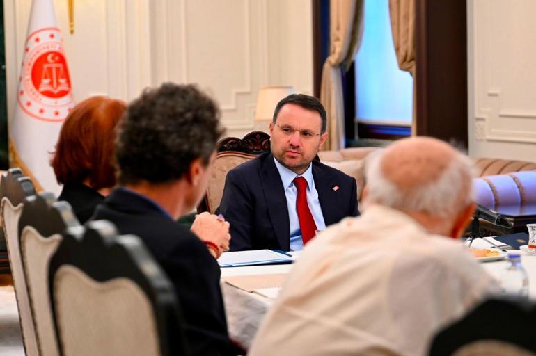 Adalet Bakanı Gürlek, Uğur Mumcu ve Behçet Oktayın aileleri ile görüştü