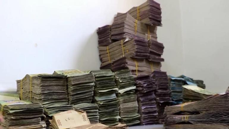 Son gün paniği Suriyede bankaların önünde insan seli