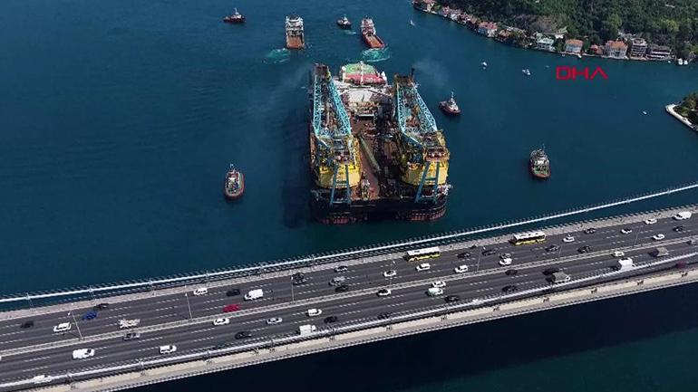Dev vinç gemisi İstanbul Boğazından geçti