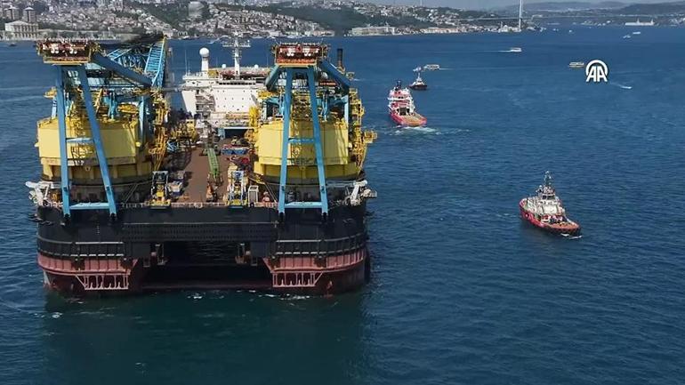 Dev vinç gemisi İstanbul Boğazından geçti
