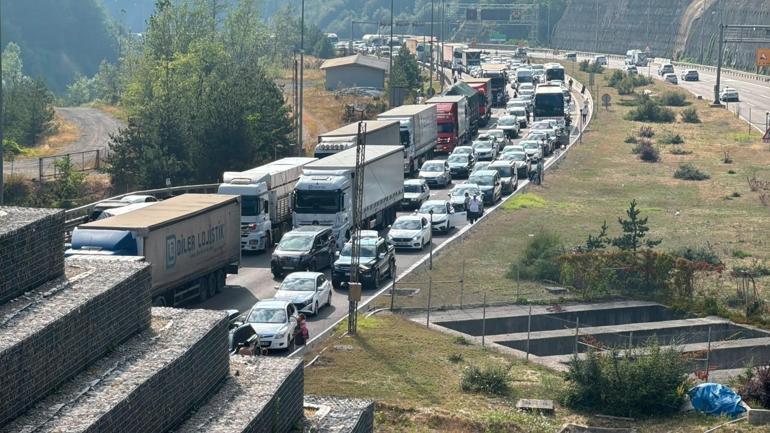 Bolu Dağı Tüneli’nde otomobil alev aldı Trafik durdu, metrelerce kuyruk oluştu