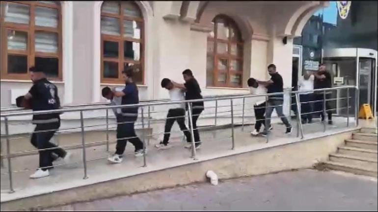Minibüsün camını kırıp para ve altınları çalmışlardı Kar maskeli 5 şüpheli, 3 ilde düzenlenen operasyonlarla yakalandı