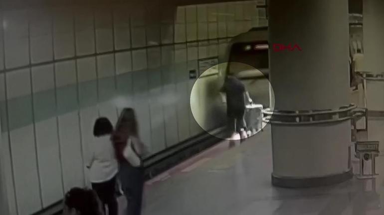 Görme engelli genç raylara düştü, o anlar kamerada