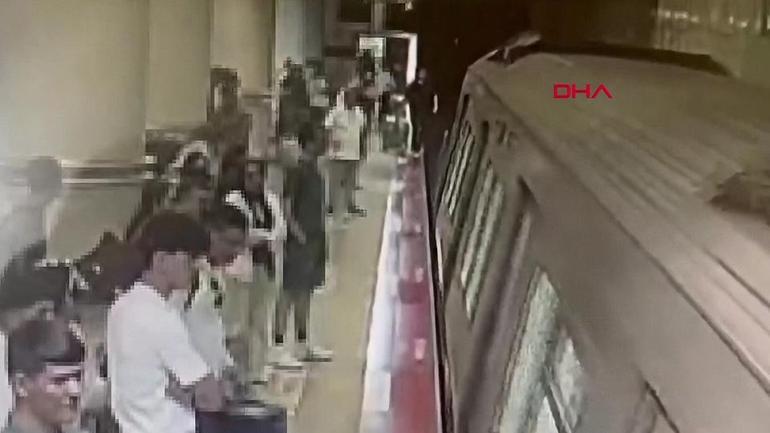 Görme engelli genç raylara düştü, o anlar kamerada