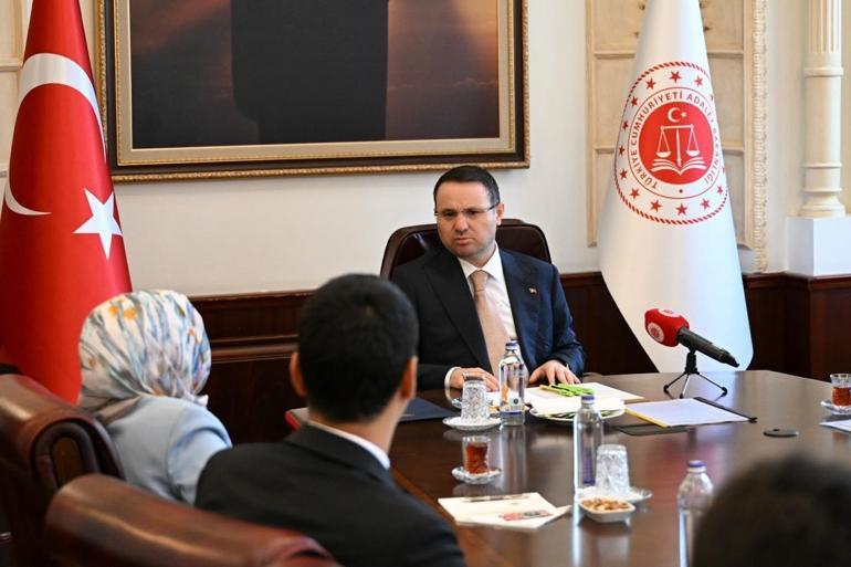 Bakan Gürlek, Muhsin Yazıcıoğlunun ailesiyle görüştü: Adil Öksüz bu olay için Türkiyeye gelmiş