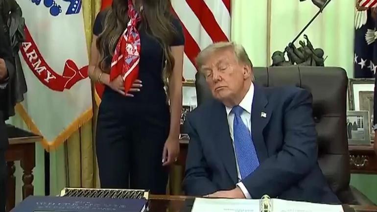 Trump bir kez daha uyuyakaldı