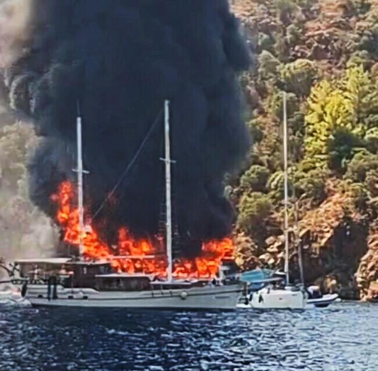 Tekne yandı, 115 yolcu suya atladı