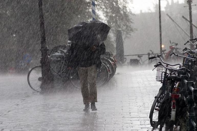 İstanbula Yağmur Yağacak mı 14-15-16 Ağustos İstanbulda Hava Nasıl Olacak AKOM ve Meteorolojiden Peş Peşe Uyarılar