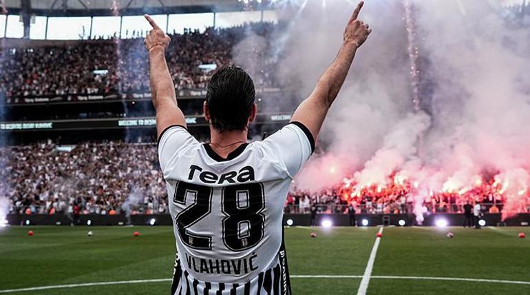 Beşiktaş’ın yıldızı Dusan Vlahovic’e coşku dolu imza töreni