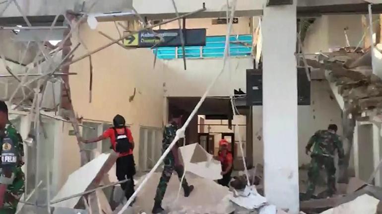 Endonezyada 7,7lik depremde bilanço artıyor