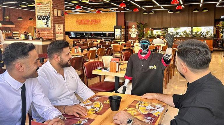 İlgi odağı oldu: Robot garson Fiko patrondan zam istedi