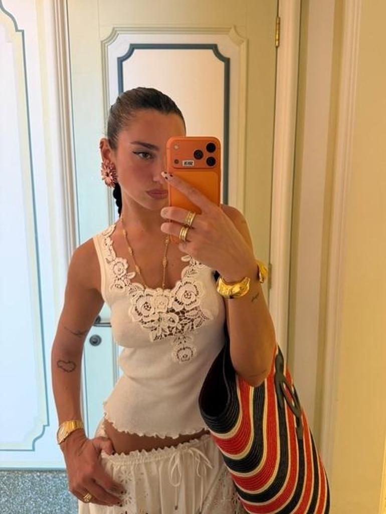 Popun Kraliçesi Dua Lipadan bikinili tatil pozları 30 yaşındaki şarkıcı, güneşli havanın keyfini çıkardı