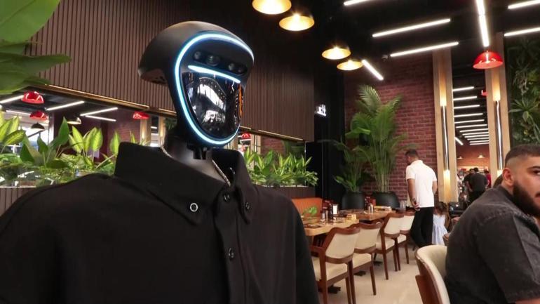 Ankara’nın ilk “garson robotu” göreve başladı