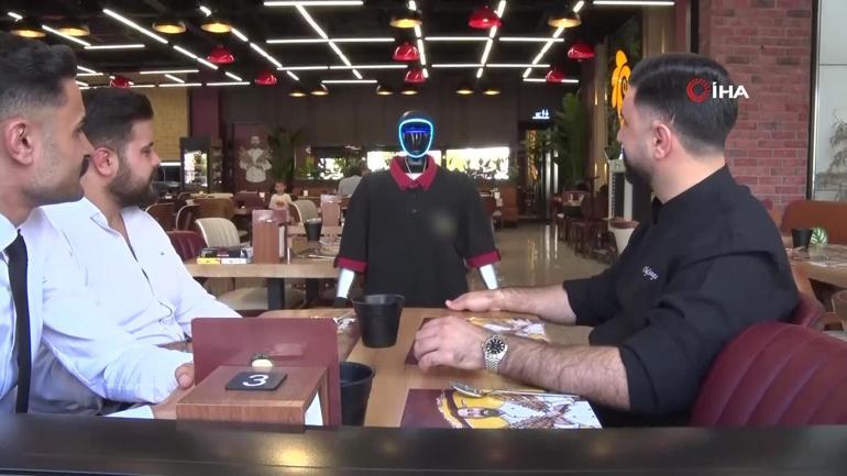 Ankara’nın ilk “garson robotu” göreve başladı