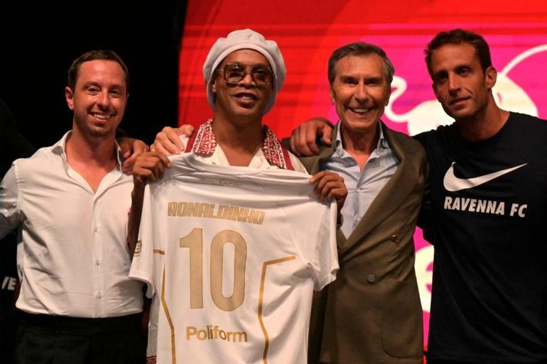 Ronaldinho, sahalara geri dönüyor: 3. lig takımıyla anlaştı
