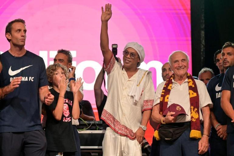 Ronaldinho, sahalara geri dönüyor: 3. lig takımıyla anlaştı