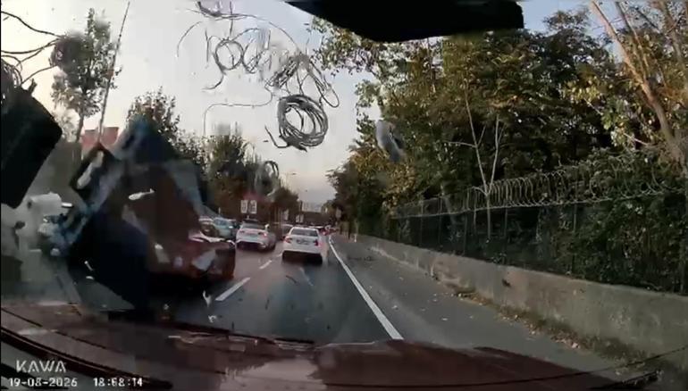 İstanbulda araç karşı şeride böyle uçtu