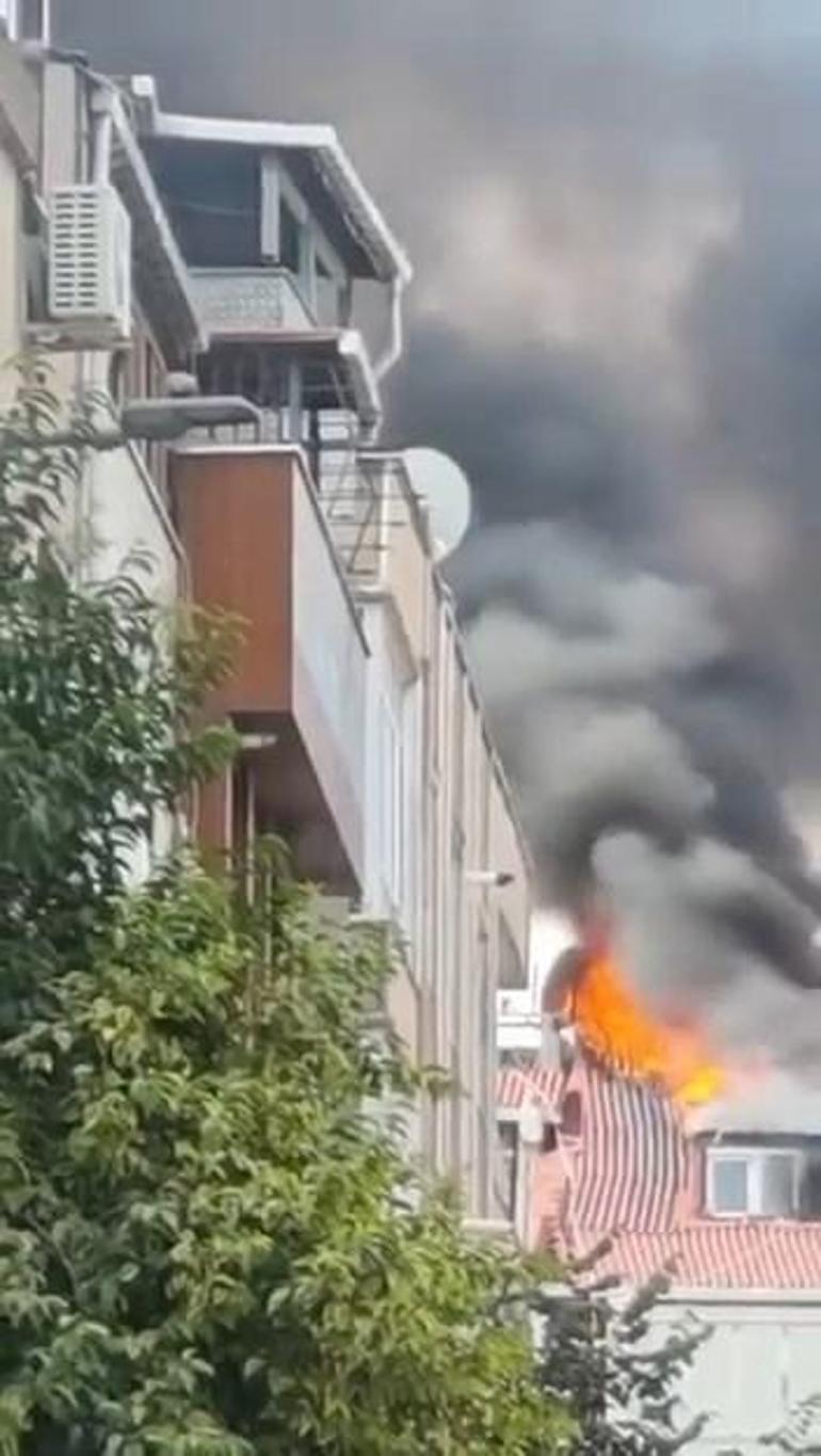 SON DAKİKA... Bayrampaşada apartman çatısında yangın