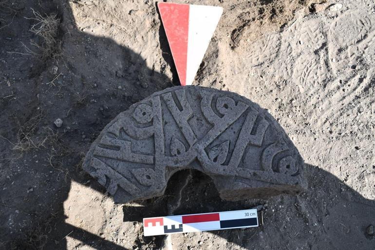 Ani’de “Hz. Muhammed” İsminin Yer Aldığı Selçuklu Taşı Bulundu