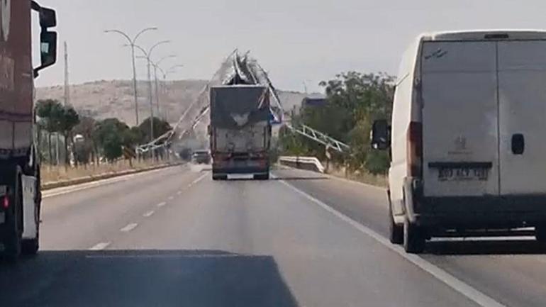  Yön levhasını yıktı