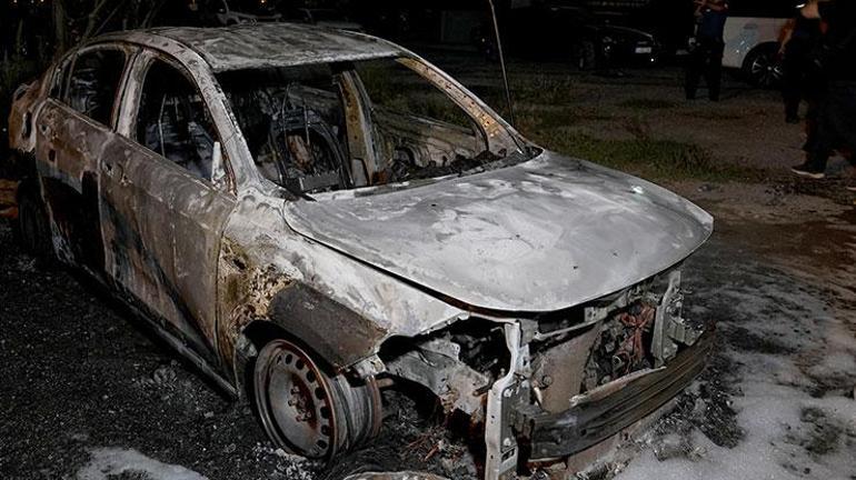 Galeride çıkan yangında araçlar bu hale geldi