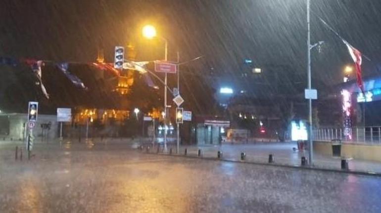 İstanbulda gece saatlerinde sağanak etkili oldu