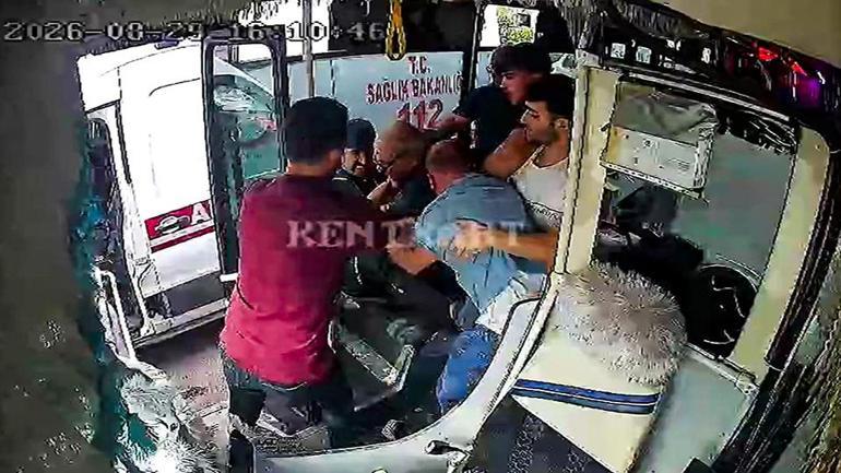  Ambulans şoförü, halk otobüsü şoförüne saldırdı