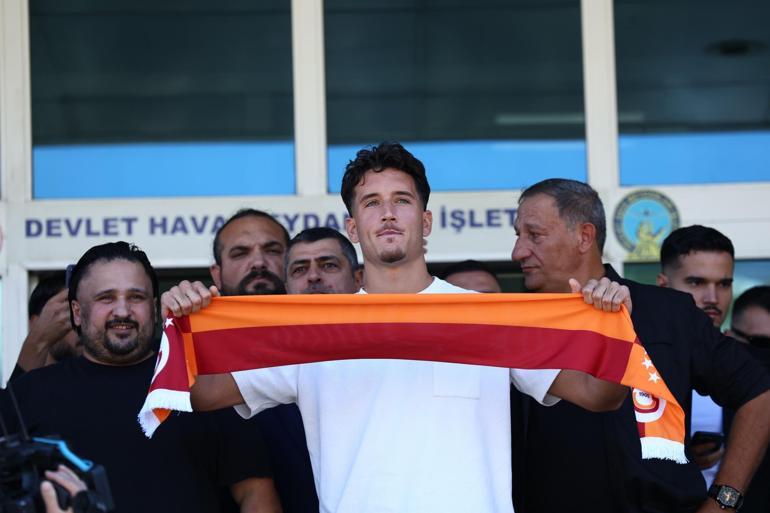 Galatasarayın yeni transferi Deniz Gül, İstanbulda coşkuyla karşılandı