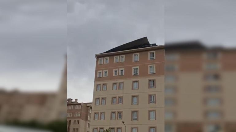 Bingöl’de fırtına çatıları uçurdu