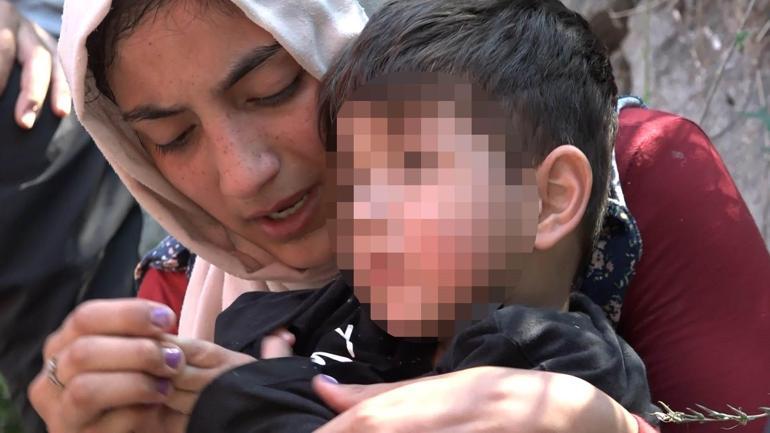 Kaybolan oğluna sarılınca sevinçten bayıldı