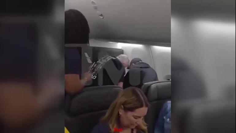 ABDde kavga çıkaran yolcuya müdahale… Koli bandıyla koltuğa bağlandı