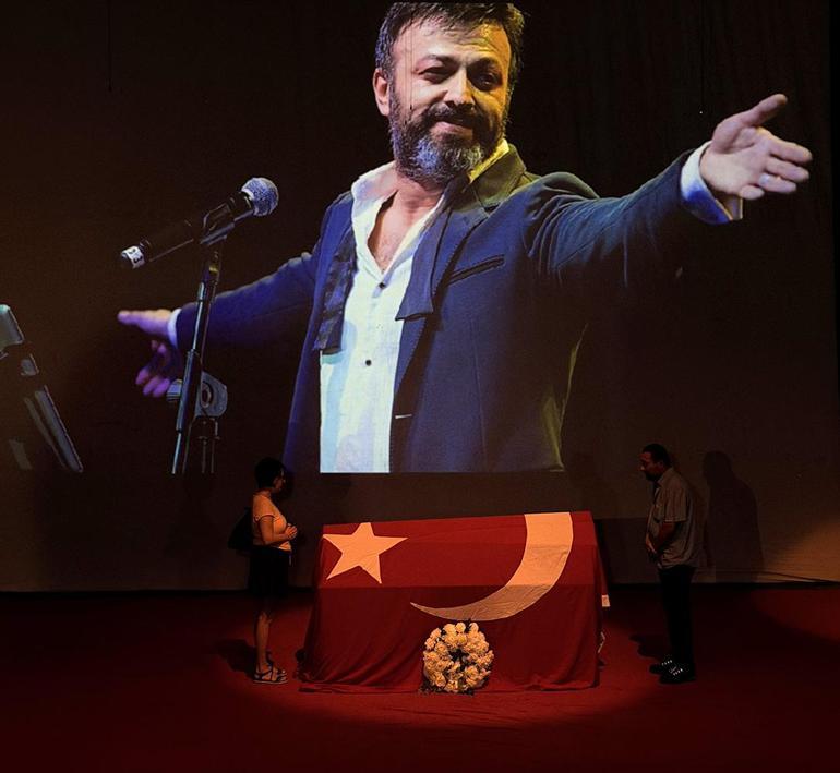 ÜNLÜ OYUNCU SERHAT KILIÇA VEDA İstanbulda anma töreni düzenlendi