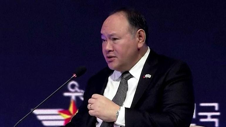Filipinli Bakan Çin tehdidini canlı yayında okudu
