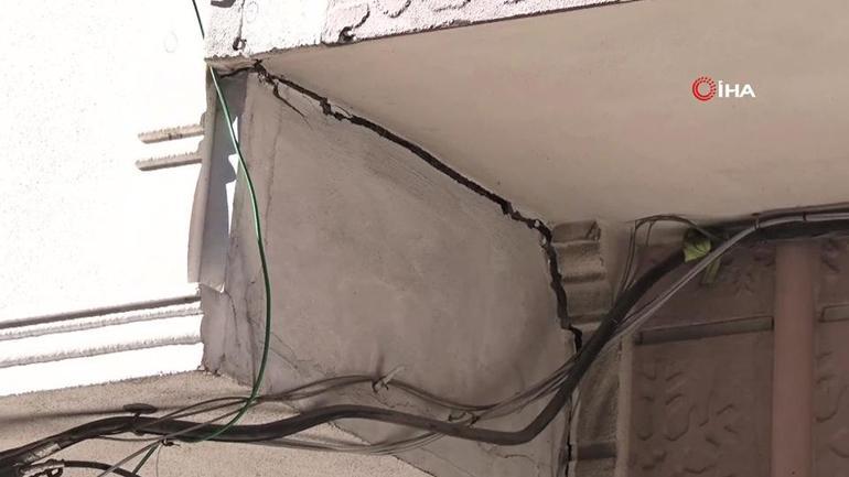 Sultangazi’de inşaat çalışmasında yandaki binanın temeli kaydı