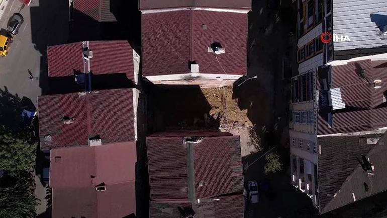 Sultangazi’de inşaat çalışmasında yandaki binanın temeli kaydı