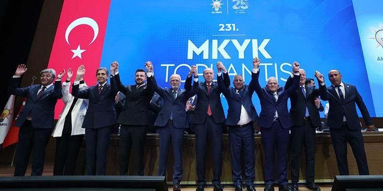 Cumhurbaşkanı Erdoğandan AK Partiye katılan belediye başkanlarına rozet