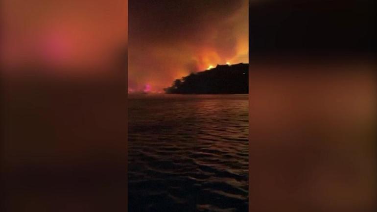 Hırvatistanda turistik ada alevlere teslim