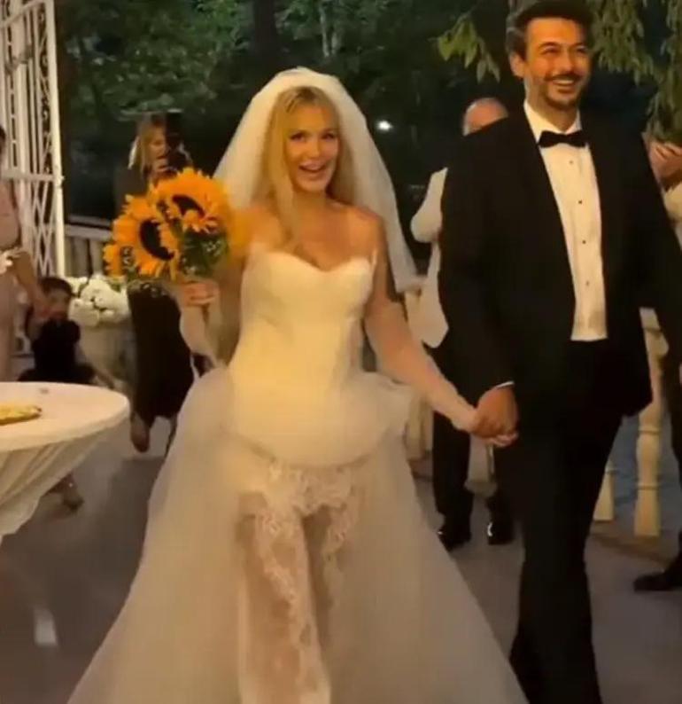Şarkıcı Gökçe evlendi