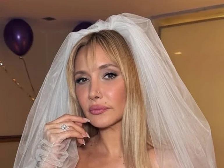 Şarkıcı Gökçe evlendi