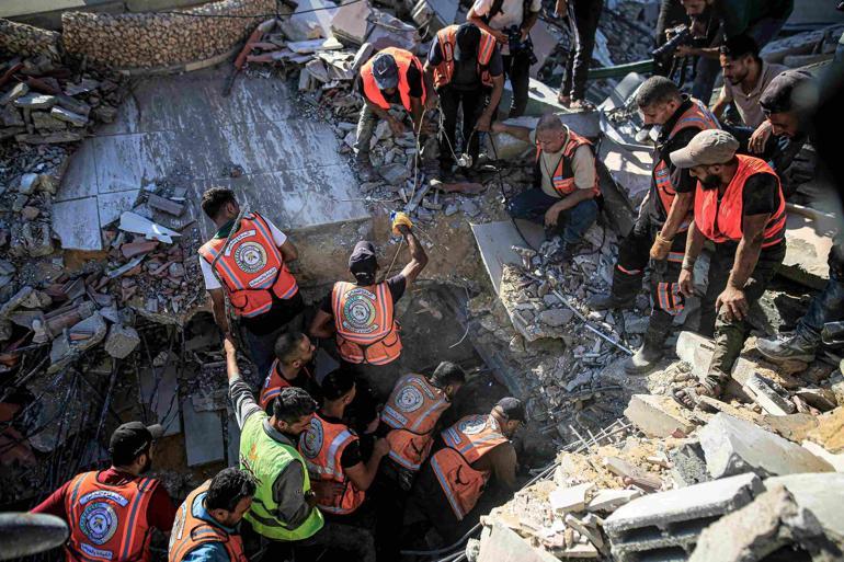 Gazzede İsrail saldırısında hasar gören bina çöktü: 5i çocuk 11 kişi hayatını kaybetti