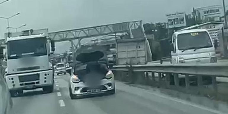 Şaşkına çeviren görüntü Seyir halindeki aracın kaputunda tamir