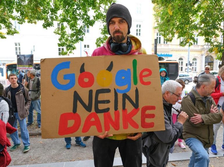 Avusturyada halk sokaklara döküldü: Google evine git