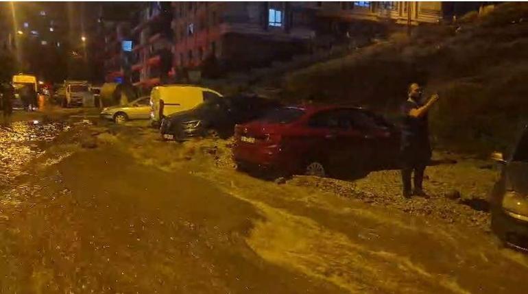 Ankarada sel nedeniyle yol çöktü Çok sayıda araç hasar gördü